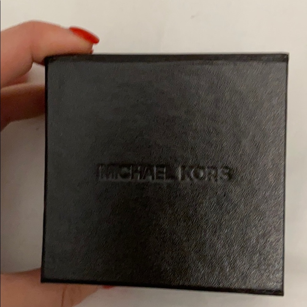 Michael Kors Necklace Gold - Picture 3 of 3